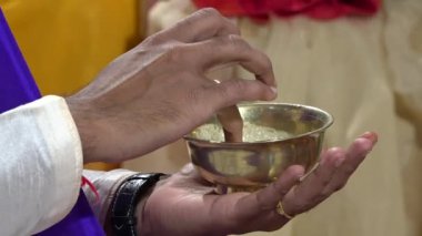Damat ellerinde beyaz kremalı kase. Hindu düğün ibadeti ve ayin. Maharashtra kültürü. Maharashtra Düğünü