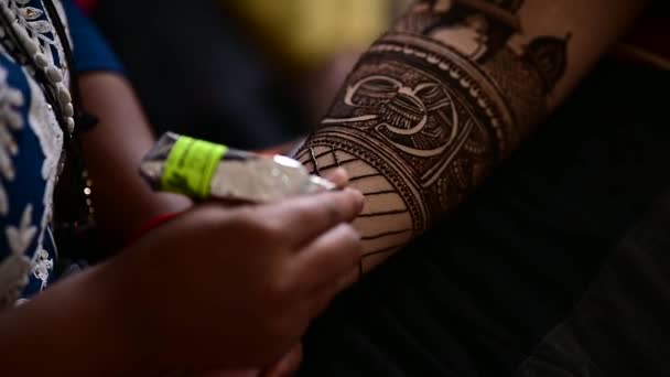 Aplicación Tatuaje Henna Mano Novia India Boda Arte Henna Ceremonia — Vídeos de Stock