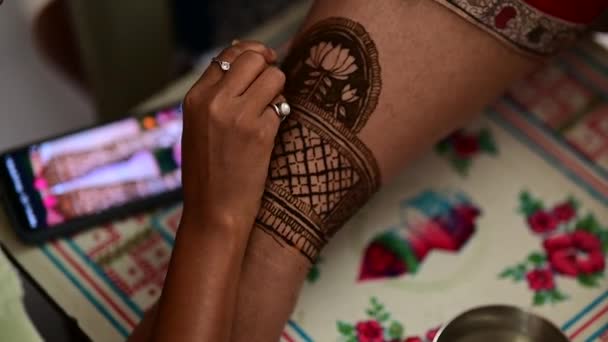 Застосування Татуювання Хенни Ногах Індійської Нареченої Весільне Мистецтво Ніг Хенни — стокове відео