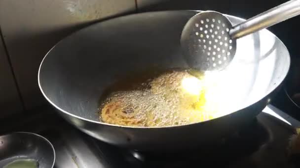 Обжаривание Сырой Чакли Горячем Масле Изготовление Чакли Традиционный Процесс Приготовления — стоковое видео
