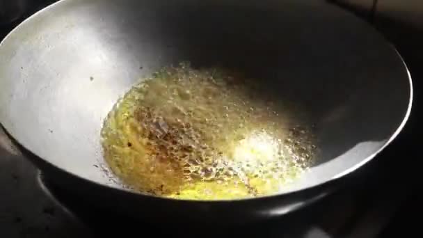深い揚げ物のための熱いオイルの未加工チークリを加えて下さい チャクリーを作る 伝統的なディワリスナック調理プロセス 美味しいインド インド料理 — ストック動画