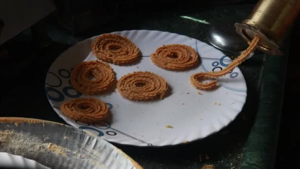 Κάνοντας Ειδική Μορφή Του Παραδοσιακού Τσακλιού Diwali Σνακ Διαδικασία Μαγειρικής — Αρχείο Βίντεο