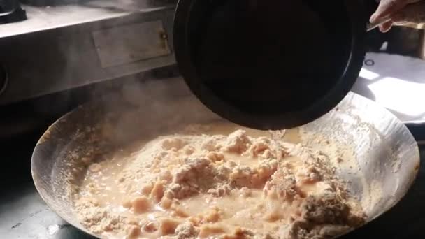 生地に湯を加える チャクリー プロセス インドの伝統的なディワリ料理 キッチンのインディアン女性 — ストック動画