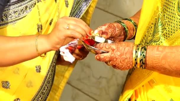 Iluminación Velas Aceite Indio Luz Vela Hindú Para Puja Festival — Vídeo de stock