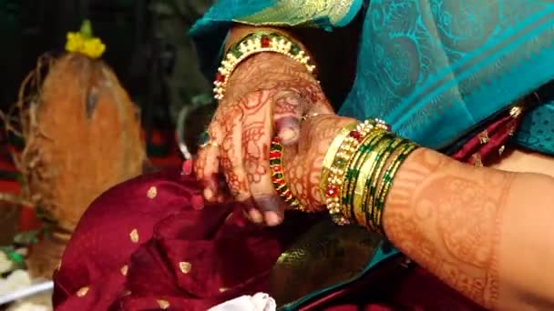 ブレスレットを着ているヒンドゥーの花嫁 彼女のヘナのタトゥーの手に伝統的なブレスレットを着ているインドの女性 — ストック動画