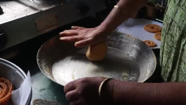 インドの伝統的なチャクリーのための準備ができた柔らかい生地 伝統的なディワリスナック クッキングプロセス インドの伝統的なダイワリの準備 タスティー インド — ストック動画