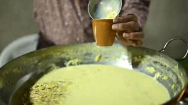 Lezzetli Hint sütü. Sütlü tatlı yemek. Hint tatlısı