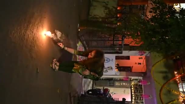 Una Mujer Vestida Indio Enciende Fuegos Artificiales Fuegos Artificiales Diwali — Vídeos de Stock