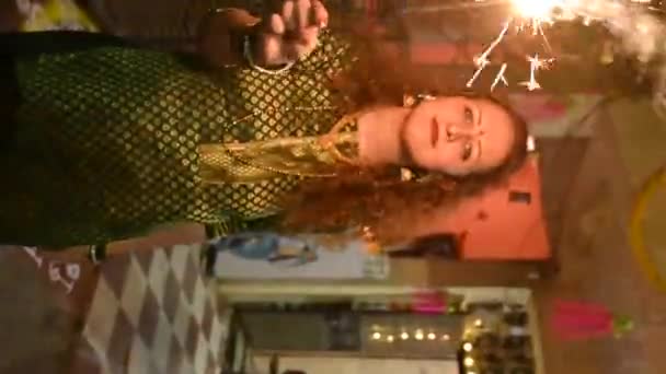 享受烟火的乐趣 Diwali烟花 灯节深谷节 印度教节日 季节性的 爆竹灯 圣诞快乐 圣诞快乐 新年快乐 — 图库视频影像