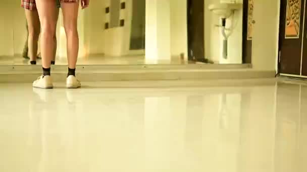 Dans Stüdyosundaki Kadın Bacakları Ayna Spor Dans Stili — Stok video