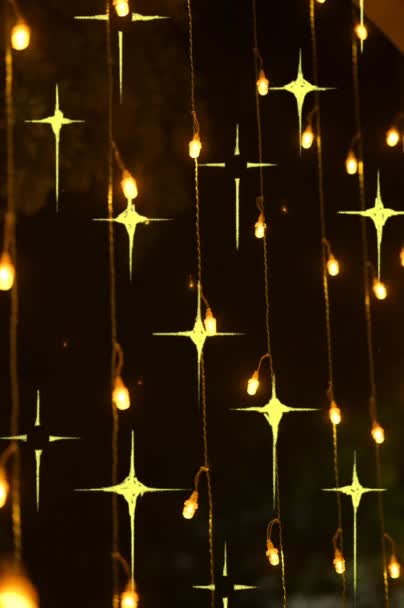金色的星星和灯光 庆祝活动时间 带有灯的墙纸和图案 — 图库视频影像