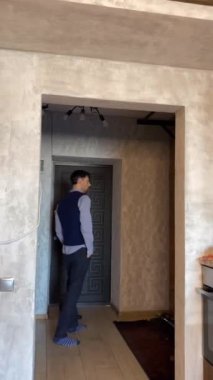 Sakallı adam. Takım elbiseli adam. Aynanın önündeki yakışıklı adam.. 