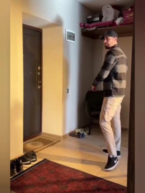 Aynanın önündeki yakışıklı adam. Sakallı adam. elbise değişimi