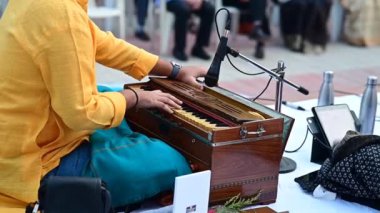 Müzisyen ahengi çalar. Hint Uyum Klasik Müzik Enstrümanı. Parmaklar Yakın. Performans Oynatıcı