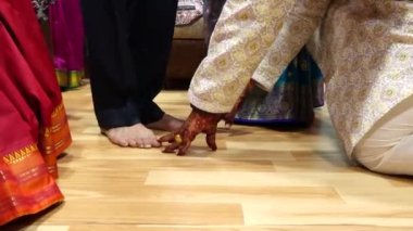 Hindu töreninde ebeveynlerin ayak parmaklarına dokunmak. Hindu evlilik ayinlerinde anne ve baba için Namaskar. Hindu düğünü. Hint düğünü.