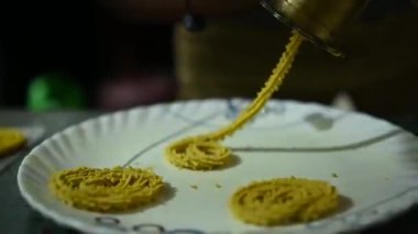 Chakli zamanı. Geleneksel Chakli 'nin özel formunu yapıyorum. Kıtır Kıtır Chakli. Diwali Atıştırmalık Pişirme Süreci. Hint Geleneksel Diwali Hazırlıkları. Lezzetli Hindistan