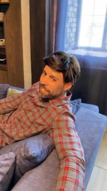 Adam sopa çeviriyor. Bir sopayla eskrim. Sakallı adam. Eskrim sopasıyla eğleniyor