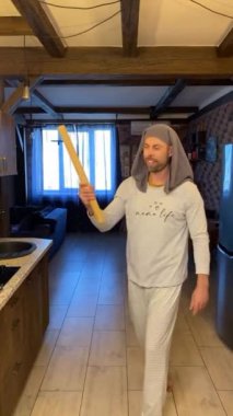 Adam sopa çeviriyor. Bir sopayla eskrim. Sakallı adam. 