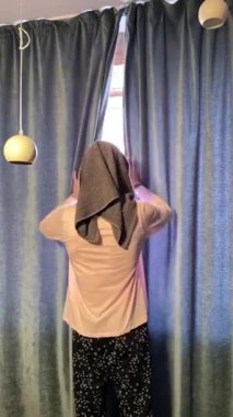 Yatak odasındaki perdeleri açıyorum. Pencerenin önünde soyunuyorum. Huzurlu bir sabah. Yakışıklı erkekler. daire