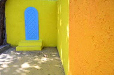 Sarı duvar ve mavi kapı. Hint mimarisi. taş duvar.