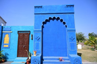 Pencereli kapı. Hint mimarisi. Mavi taş duvar. Açık Hint şehir tasarımı. kapı ve nesneler