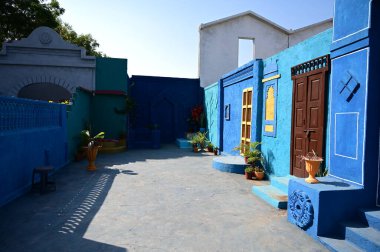 Eski kasabadaki cadde. Hint şehir mimarisi. Mavi taş duvar. Geleneksel Hint binası.