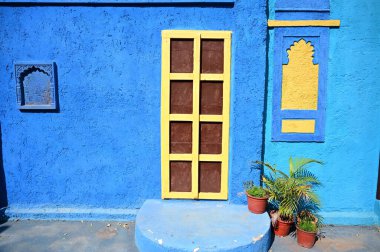 Kapı ve pencere. Hint mimarisi. mavi taş duvar.