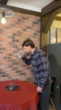 Yiyecek ve içecek saklıyor. Komik bir ifade. Yemek bağımlılığı. Sakallı adamlar.