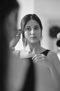 Aynadaki kadın. Ayna yansıması. Siyah ve beyaz renklerde zarafet.  