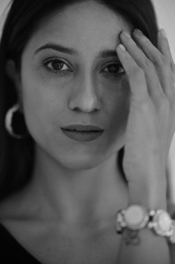 Güzel kadın yüzü. Şehvetli tazelik. Tek renkli renkler  