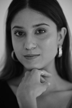 Güzel kadın yüzü. Şehvetli tazelik. Tek renkli renkler  