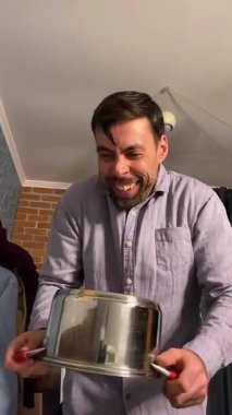 Yatak odasında komik bir şaka. Tam eğlence havası. Sakallı adamlar gülüyor. koşucu dışarı