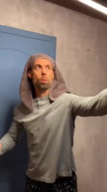 Boncukla yakışıklı. Neşeli blog yazarı