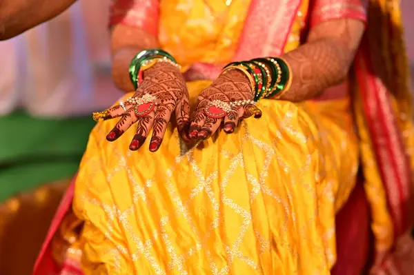 Gelin elleri Haldi töreninde zerdeçal macununda. Hint düğün ritüelleri. Hint Düğün Töreni.