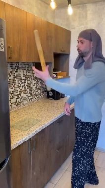 Erkekler çubuk çevirir. Bir sopayla eskrim. Sakallı adamlar.