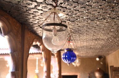 Tapınakta cam lamba. Antik mimari. Eski tapınak