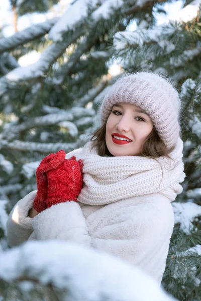 Mujer Joven Disfrutando Frío Día Invierno Parque Retrato Niña Sobre — Foto de Stock