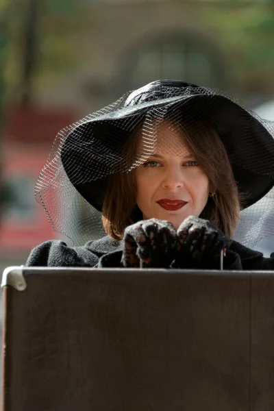 모자를 베일을 여성은 가방을 여성의 초상화 수직적 — 스톡 사진