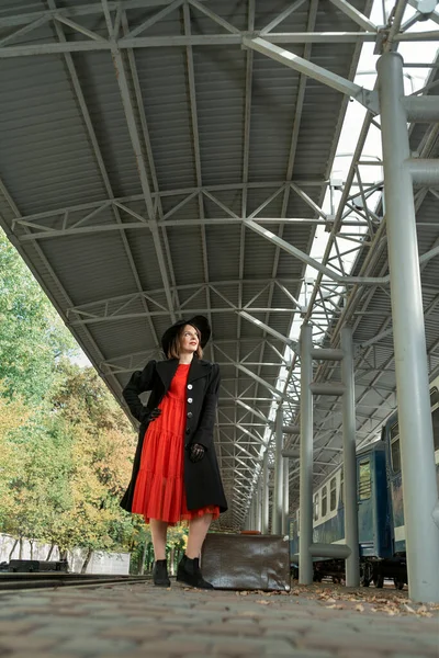 Femme Aristocratique Âge Moyen Robe Rouge Manteau Noir Chapeau Debout — Photo