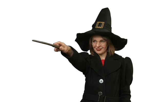 여자는 볼일없는 배경에 마법사같아 모자를 지팡이 코트를 — 스톡 사진