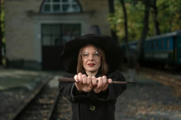 Retrato Uma Jovem Carismática Traje Bruxa Realiza Uma Festa Halloween — Fotografia de Stock