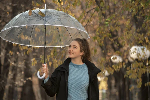 Junge Frau Unter Durchsichtigem Regenschirm Steht Herbstpark Glückliches Mädchen Das — Stockfoto