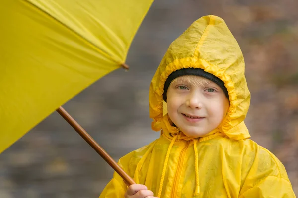 Portrait Enfant Souriant Imperméable Jaune Avec Parapluie Jaune Main Automne — Photo