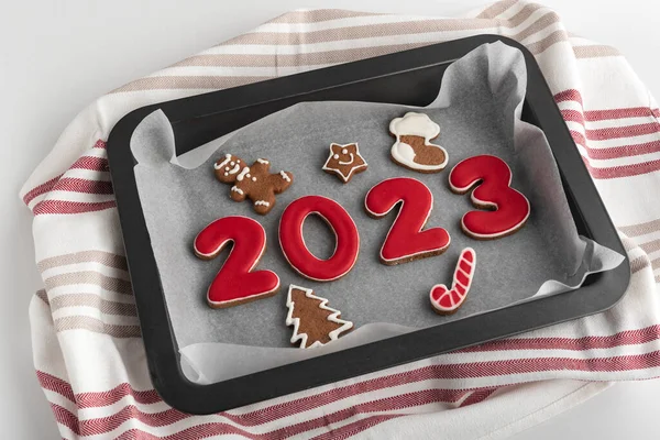 ジンジャーブレッド番号2023とベーキングシート上の釉薬砂糖アイシングとクリスマスクッキー 伝統的なベーキング — ストック写真