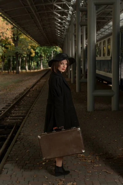 Vintage Hölgy Retró Bőrönddel Várakozó Vonattal Vasútállomáson Középkorú Portréja Kabátban — Stock Fotó