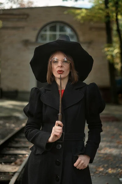 Mystérieuse Fille Chapeau Noir Manteau Noir Avec Baguette Magique Célébrer — Photo