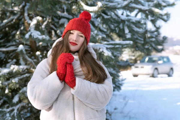 Mulher Bonita Com Lábios Vermelhos Chapéu Vermelho Mitenes Floresta Inverno — Fotografia de Stock