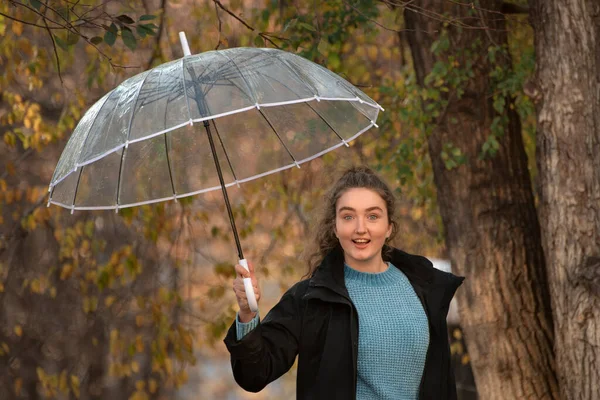 Student Schwarzem Mantel Und Mit Durchsichtigem Regenschirm Posiert Für Ein — Stockfoto