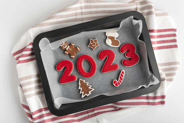 ジンジャーブレッド番号2023とベーキングシート上の釉薬砂糖アイシングとクリスマスクッキー 伝統的なベーキング — ストック写真