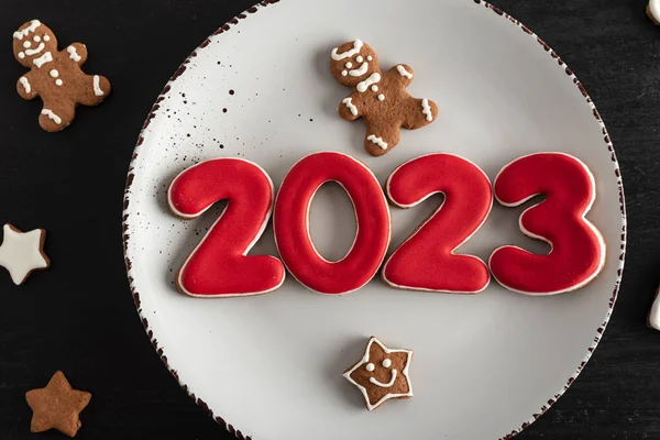 上の図白いプレート上のおいしい釉クッキー 番号2023 星やモミの木 閉めろ お正月料理のコンセプト — ストック写真
